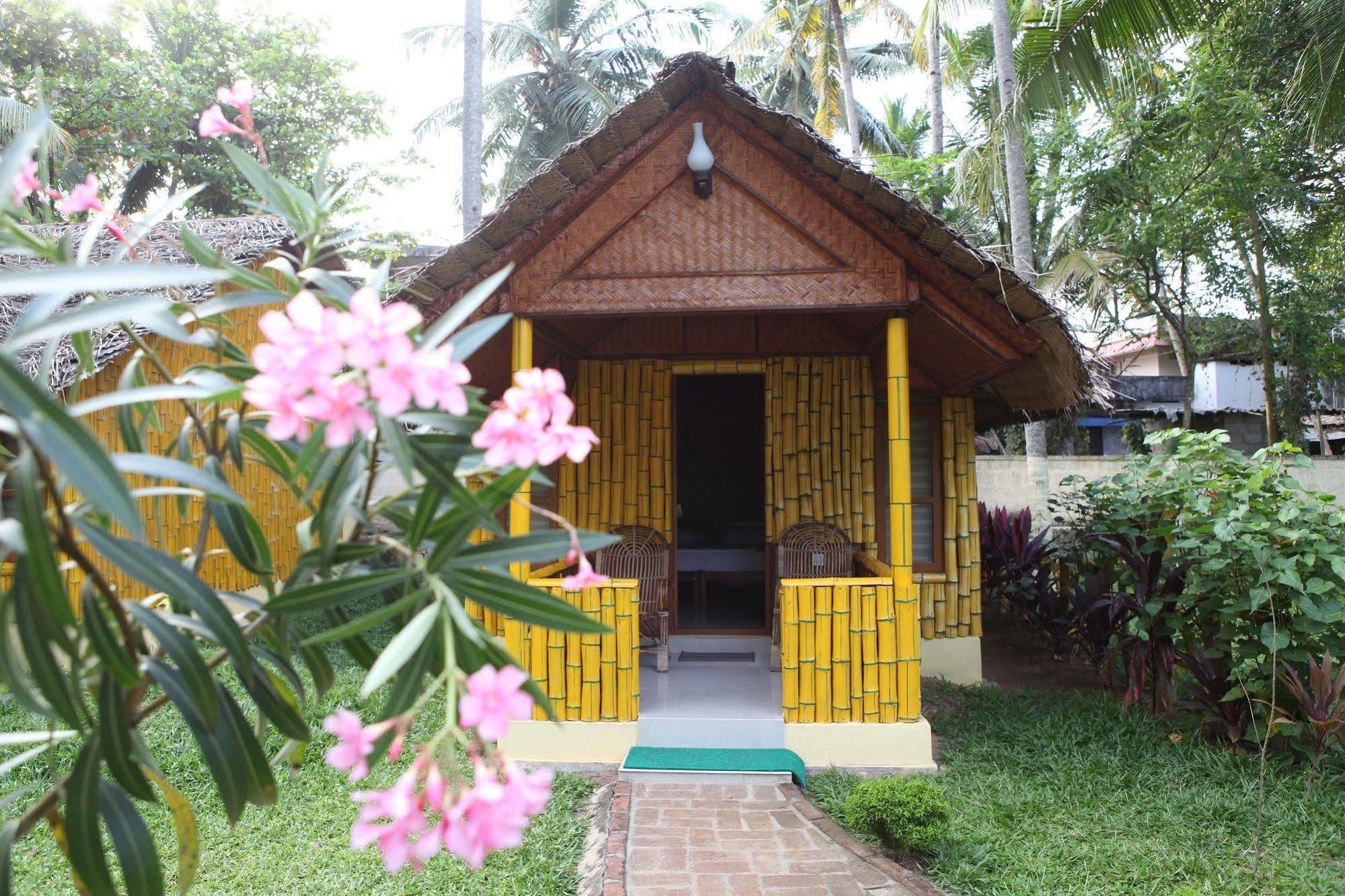 Savithri Inn Bamboo Cottages & Resorts Варкала Екстериор снимка
