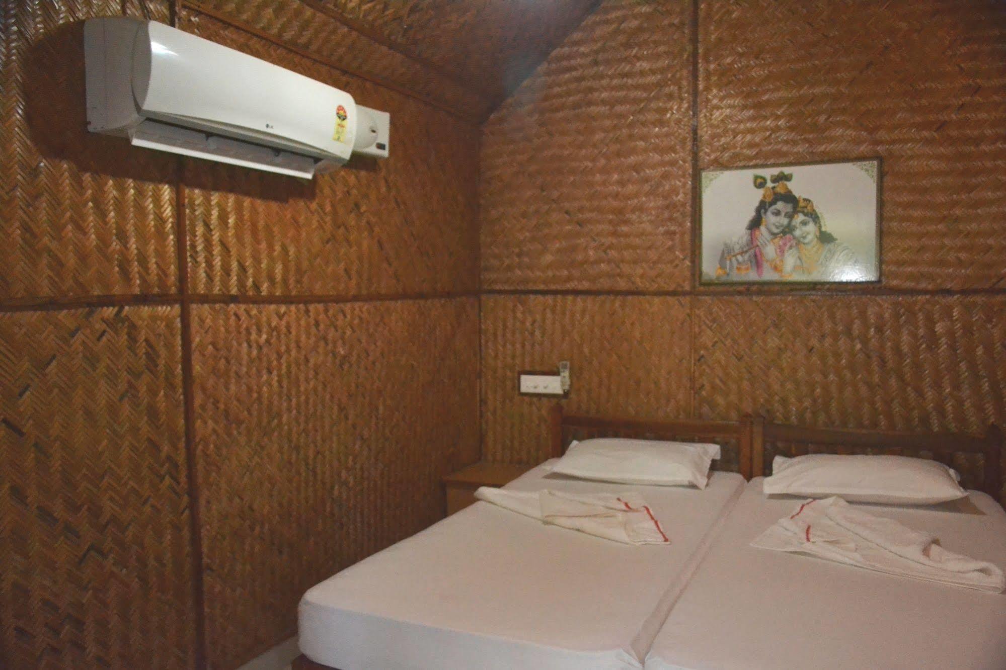 Savithri Inn Bamboo Cottages & Resorts Варкала Екстериор снимка