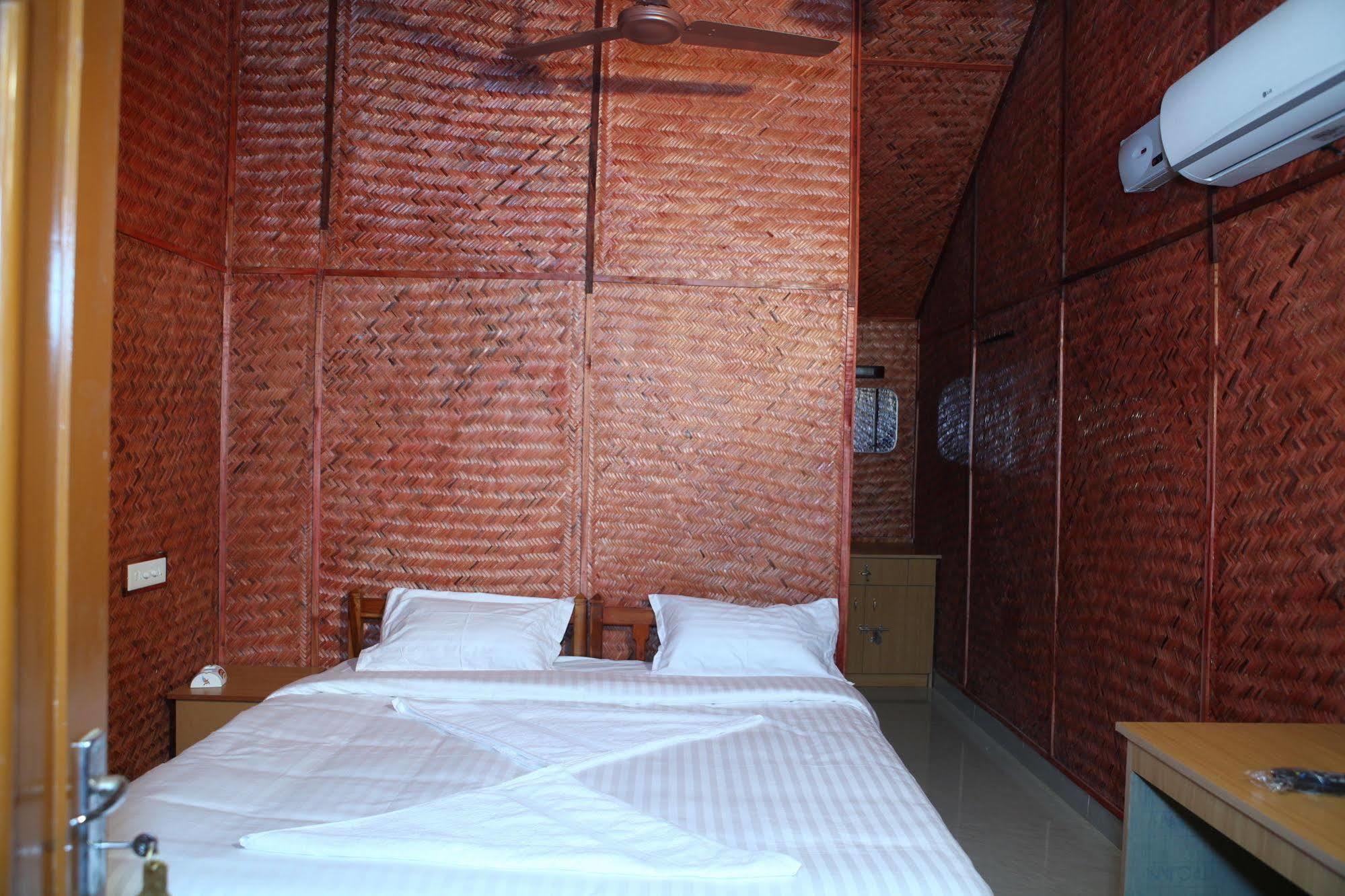 Savithri Inn Bamboo Cottages & Resorts Варкала Екстериор снимка