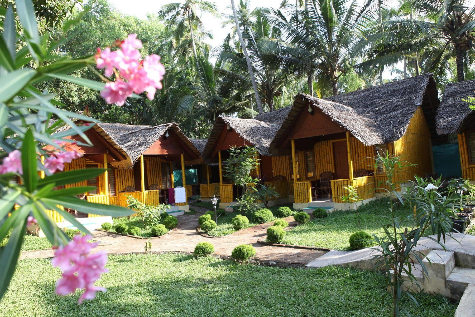 Savithri Inn Bamboo Cottages & Resorts Варкала Екстериор снимка