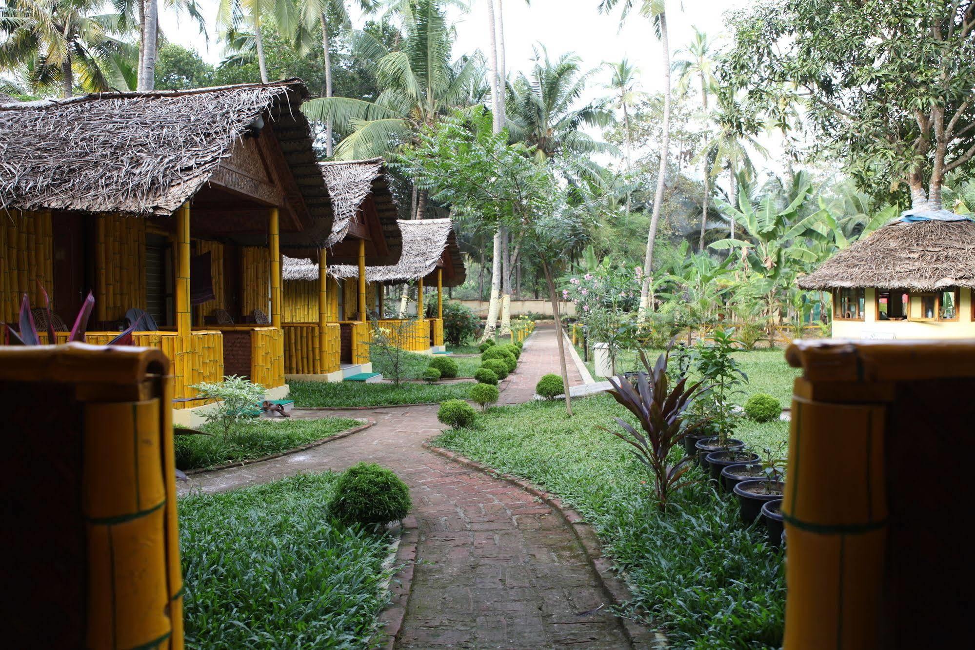 Savithri Inn Bamboo Cottages & Resorts Варкала Екстериор снимка